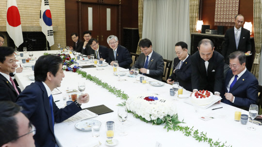 문재인 대통령이 9일 오후 일본 도쿄 총리관저에서 열린 한일정상회담 오찬에서 아베 신조 일본 총리로부터 대통령 취임 1주년 기념 케이크를 깜짝 선물 받고 기뻐하고 있다.  연합뉴스
